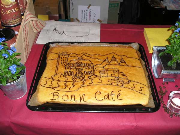 Den Geburtstagskuchen zum 3. Geburtstag des Bonn Café ließen sich die Gäste in der Stadtbibliothek zusammen mit frisch gebrühtem Bonn Café schmecken.