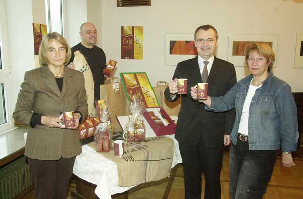 Der Schirmherr des Kaarst Cafés Bürgermeister Moormann am Kaffee-Stand.