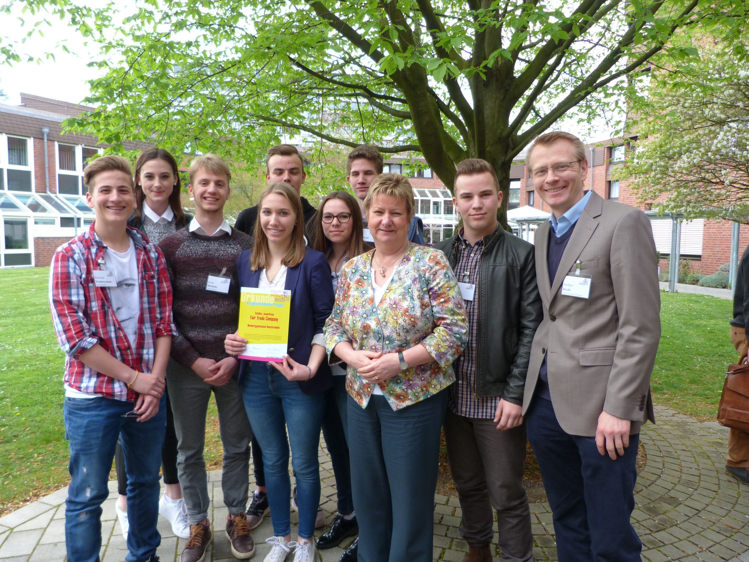 Mitglieder der NGK-Schülerfirma bei der Best-Practice-Auszeichnung durch NRW-Schulministerin Sylvia Löhrmann (April 2016).<br />
