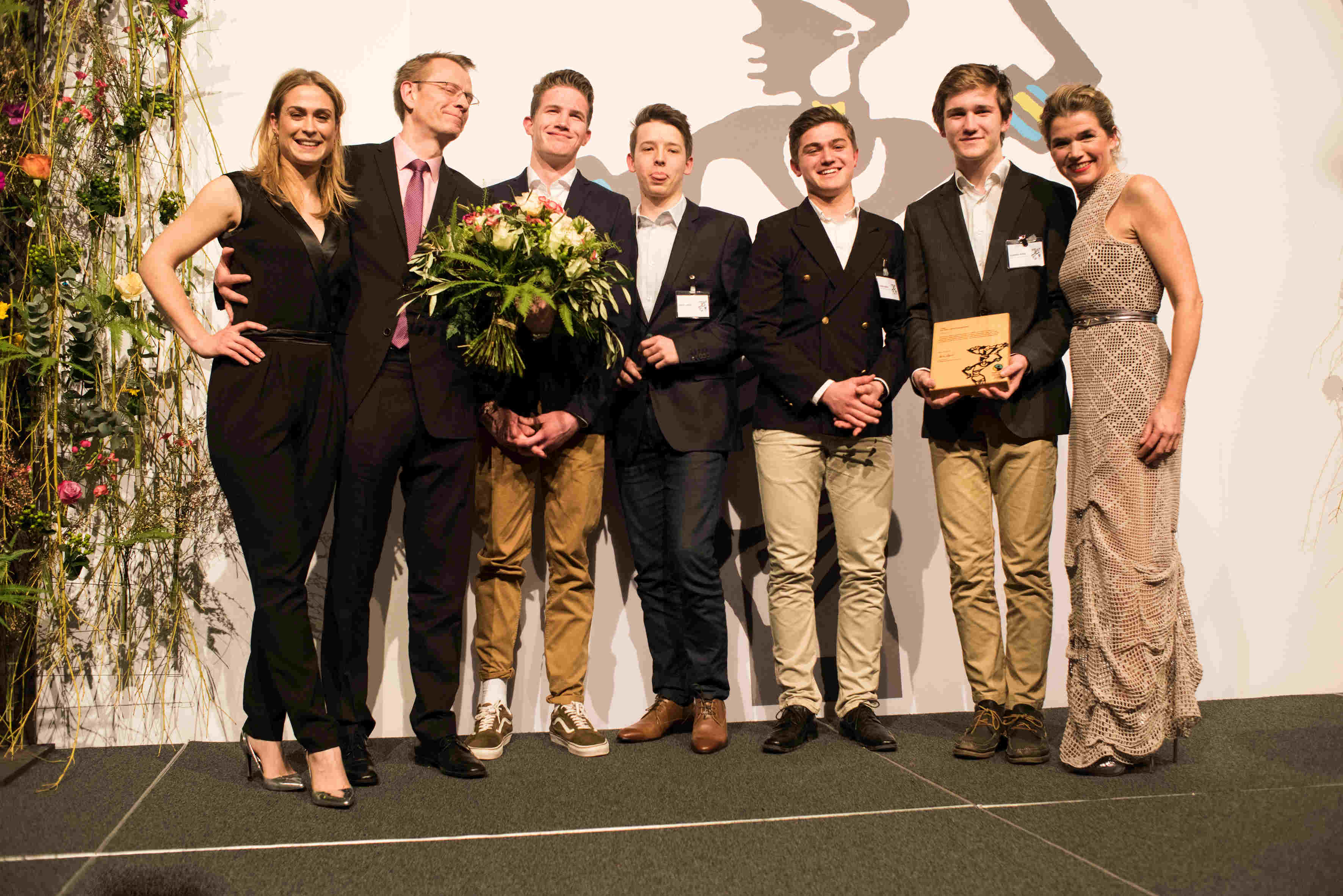 Nachdem der Preis übergeben wurde, fiel die Anspannung von den Vertretern der Fair-Trade-Company, Anke Engelke gratulierte